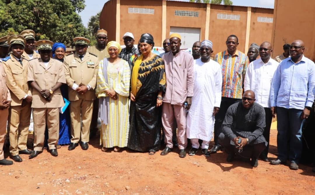 28ème édition du Mois de la Solidarité et de la Lutte contre l’exclusion: Des kits alimentaires distribués par le ministre Assa Badiallo TOURE à Bougouni Sikasso et Koutiala